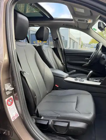BMW 3 Series view 10