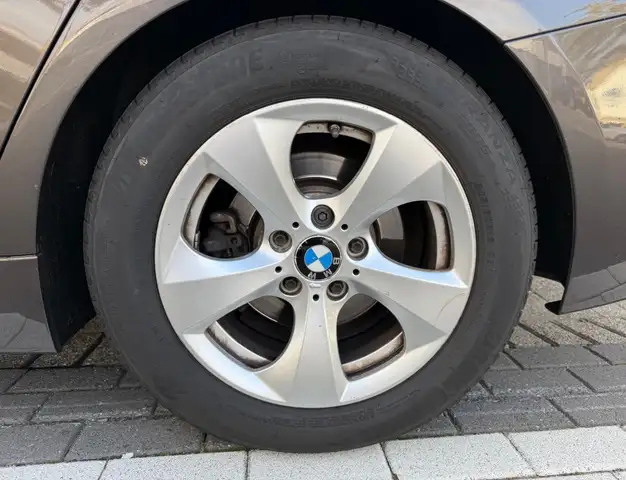 BMW 3 Series view 23