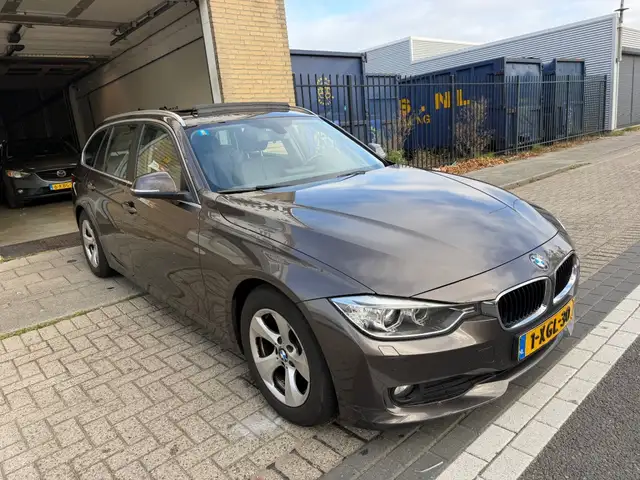 BMW 3 Series view 5