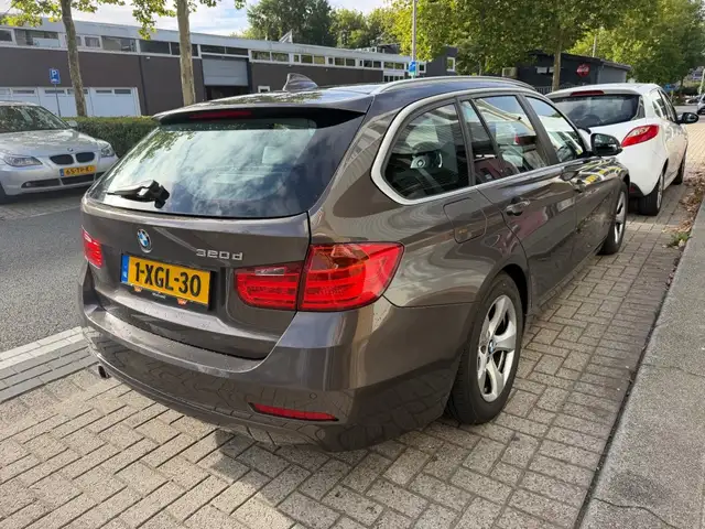 BMW 3 Series view 6