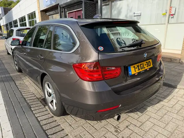 BMW 3 Series view 8