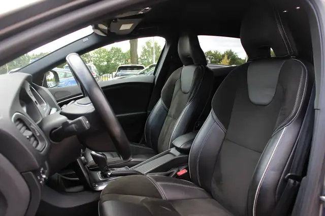 Volvo V40 view 4