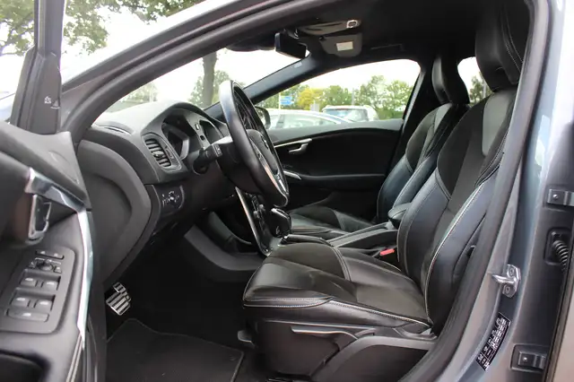 Volvo V40 view 10