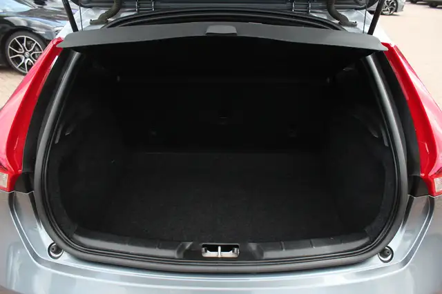 Volvo V40 view 16