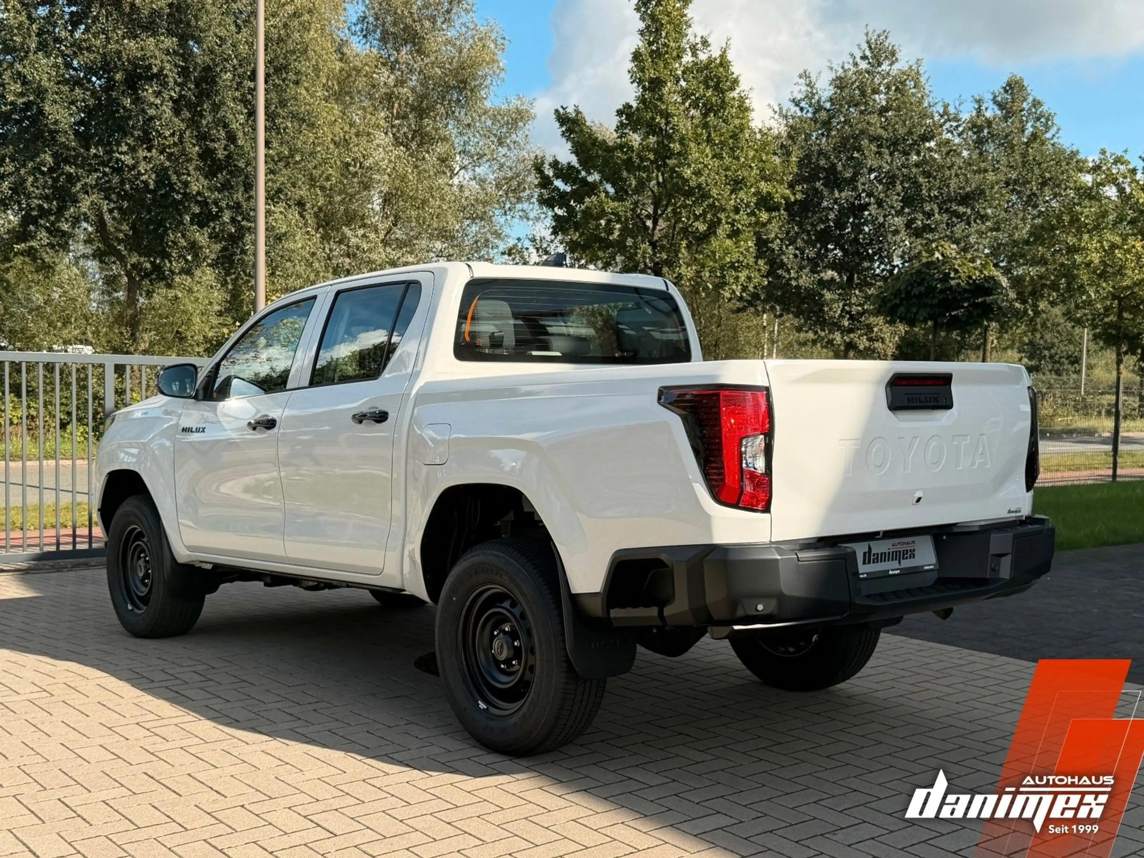 Toyota Hilux Double Cab Duty 4x4 MHS Keyless Kamera ACC — photo 8