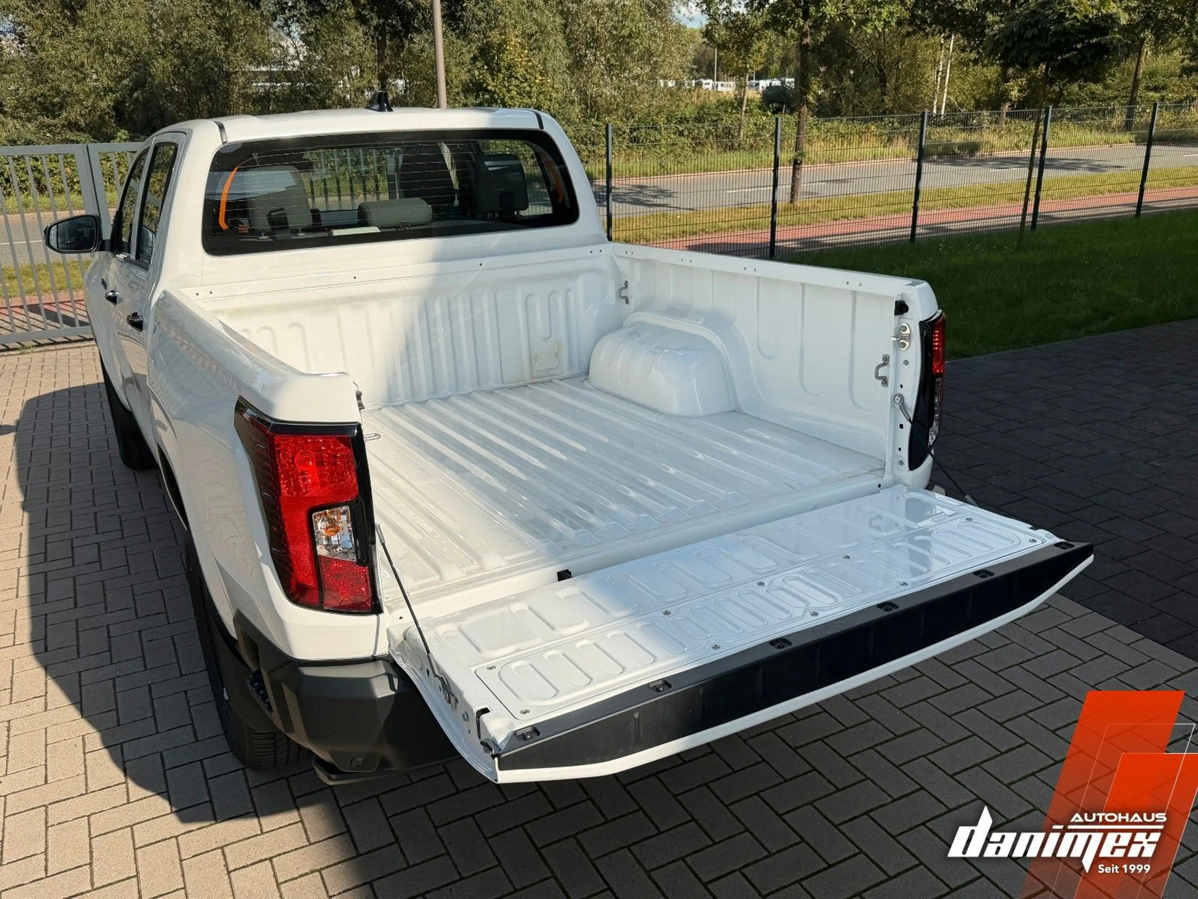 Toyota Hilux Double Cab Duty 4x4 MHS Keyless Kamera ACC — photo 10