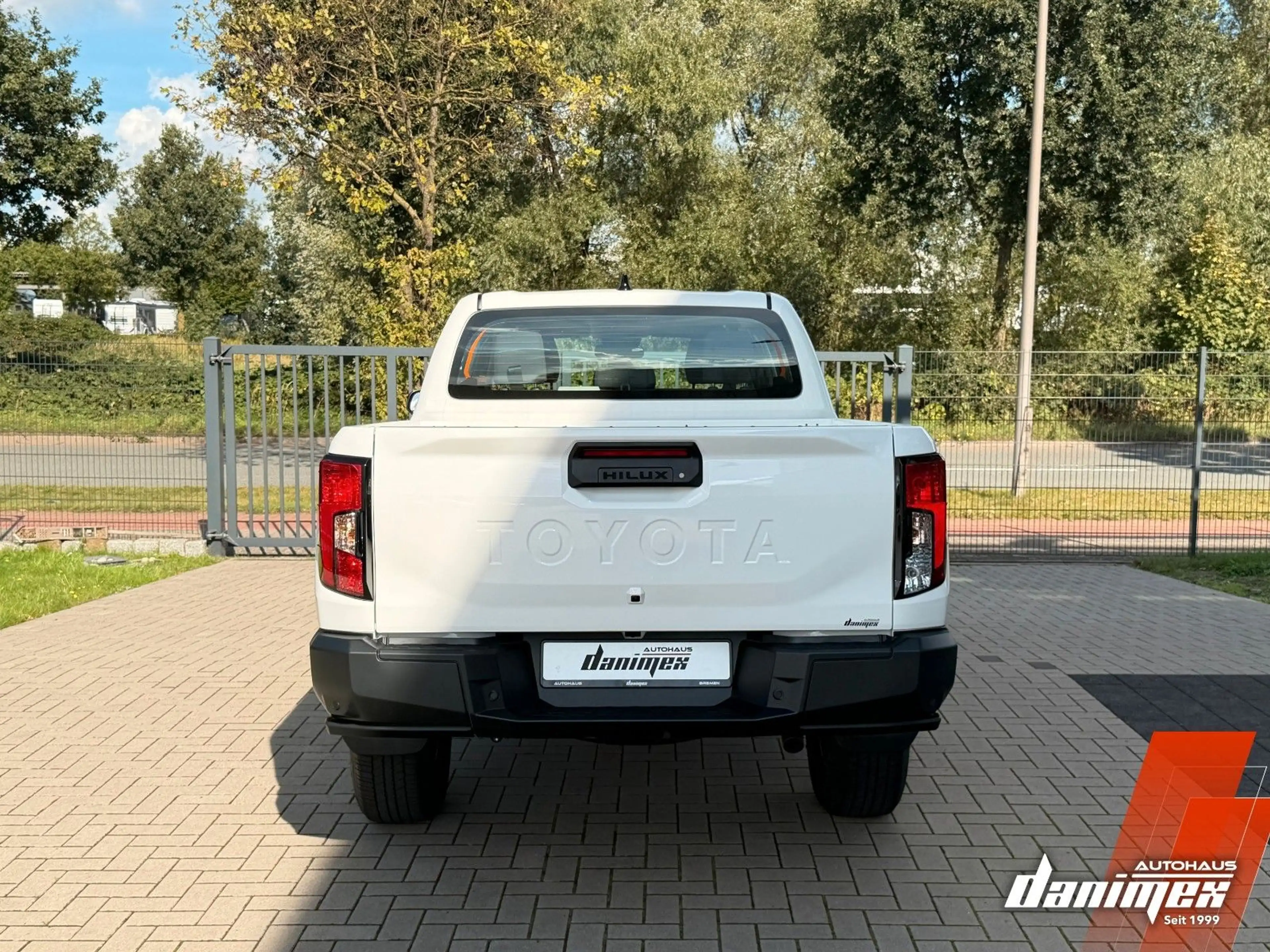 Toyota Hilux Double Cab Duty 4x4 MHS Keyless Kamera ACC — photo 7