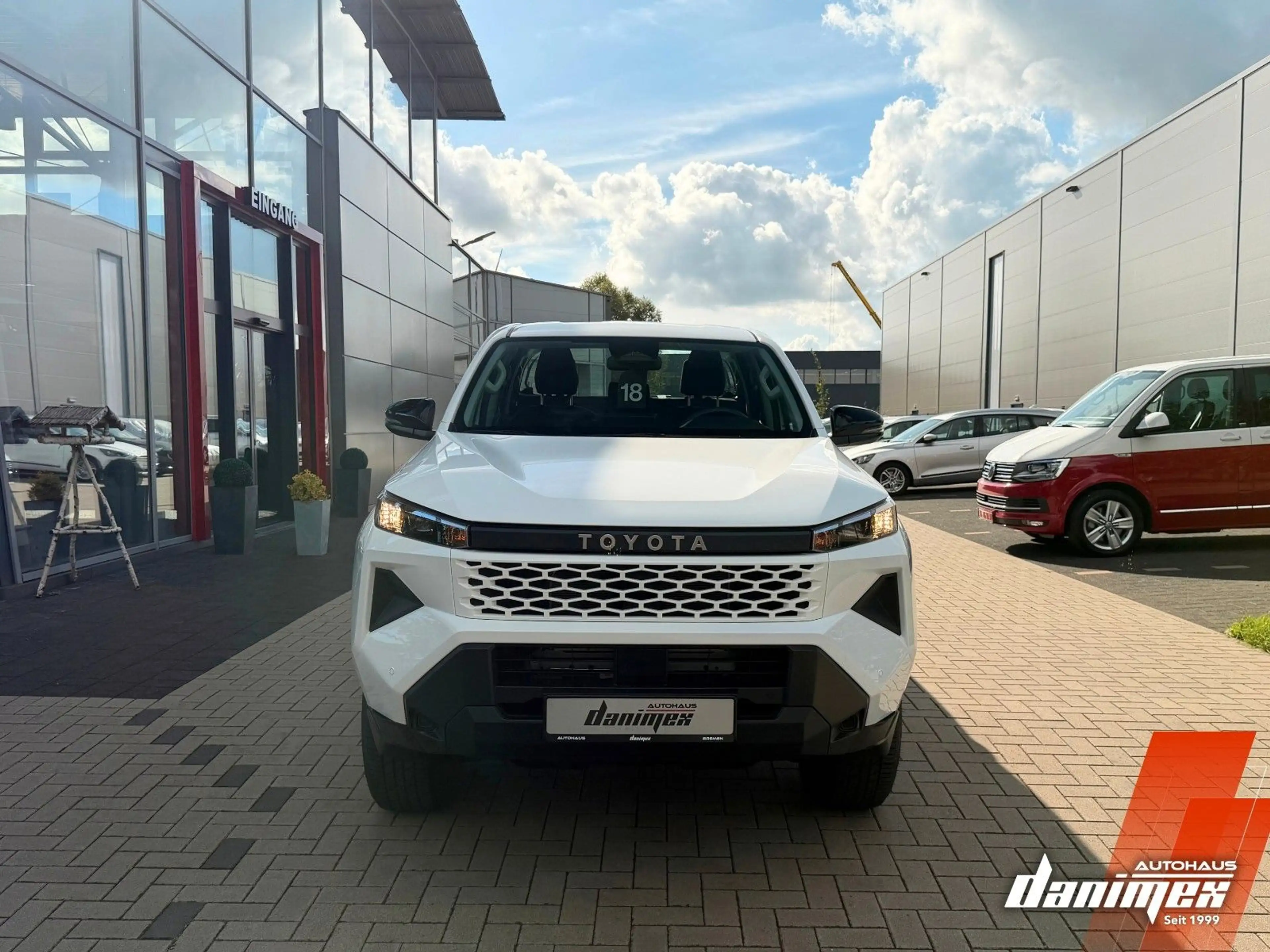 Toyota Hilux Double Cab Duty 4x4 MHS Keyless Kamera ACC — photo 3