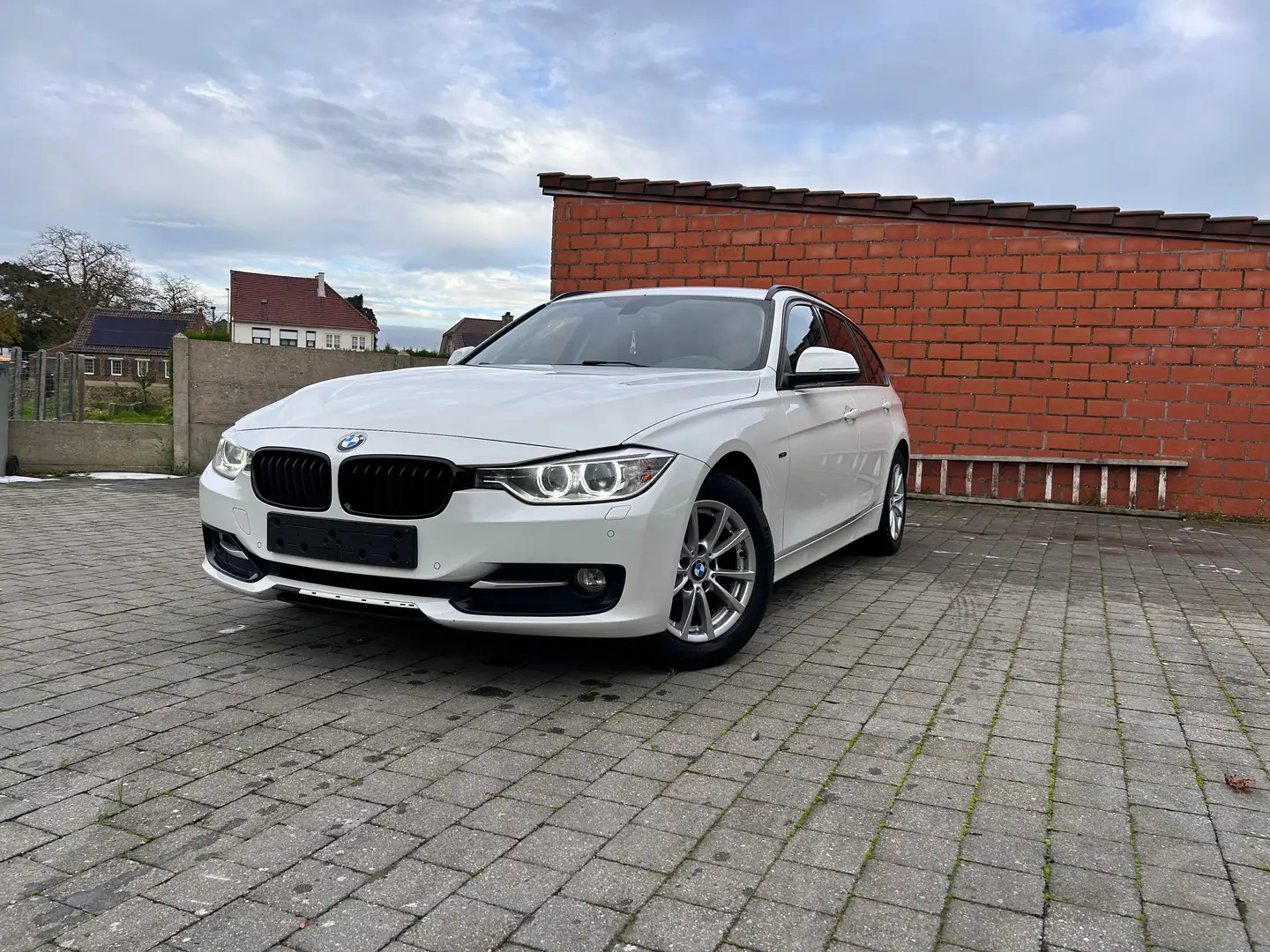 BMW 318 318d Touring Aut. Sport Line Blanc - 1
