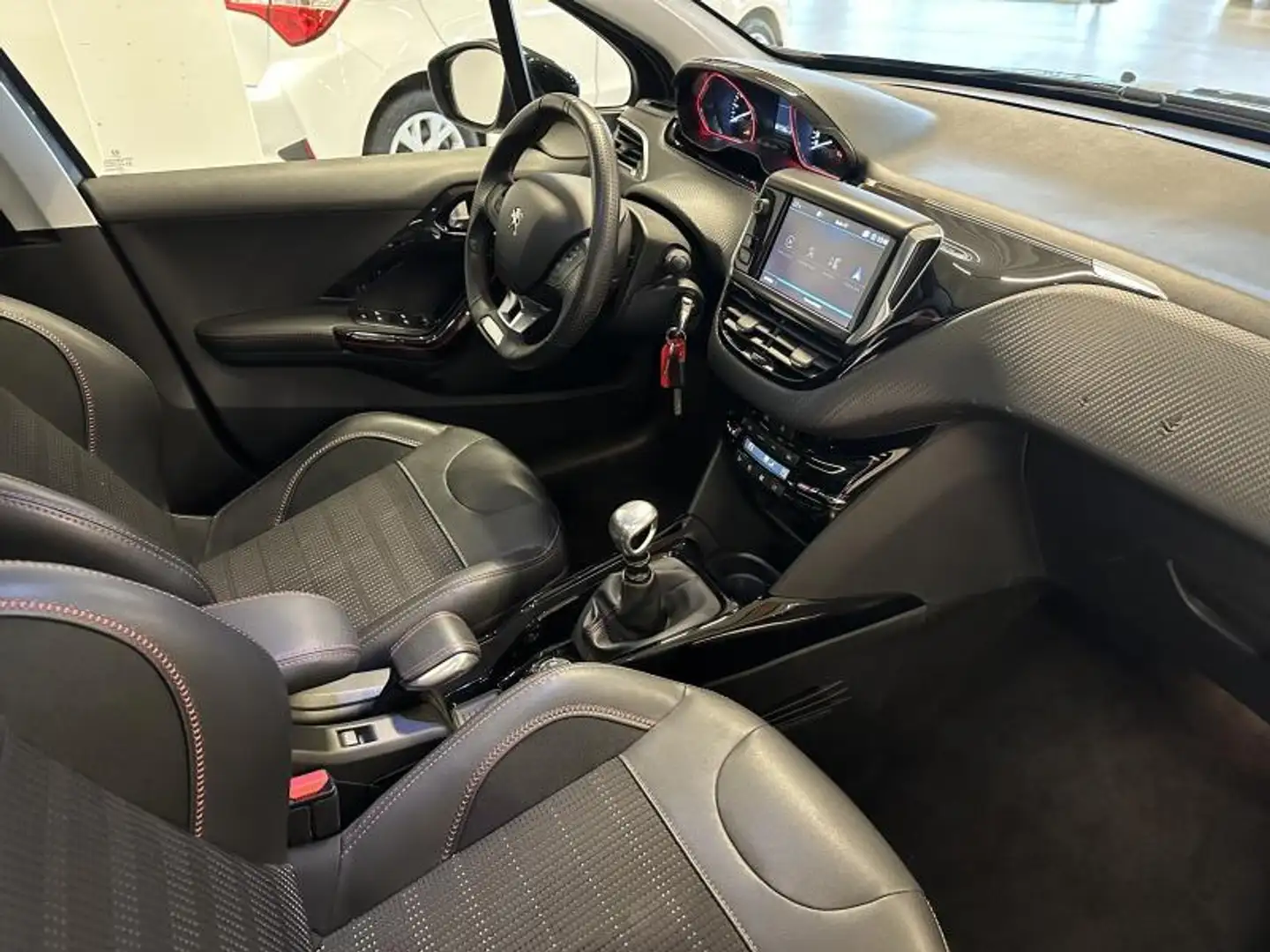 Peugeot 2008 GT Line 1.2 BENZINE 110 Grijs - 2