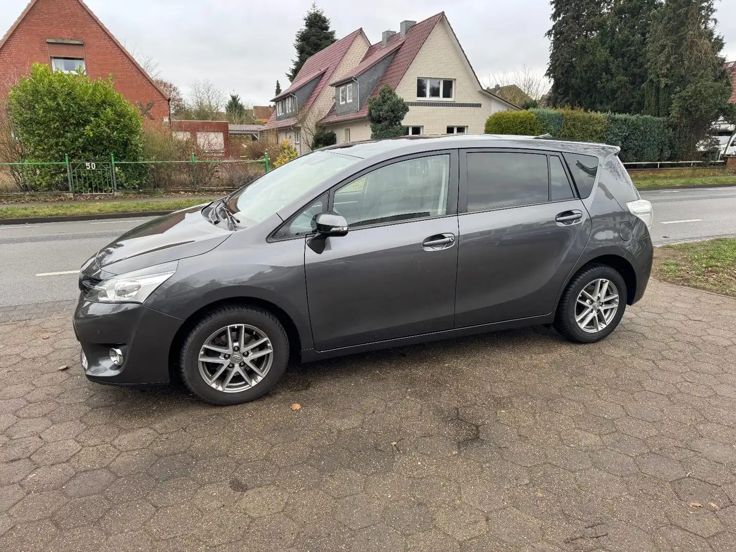 Toyota Verso 1.6 *Panorama+Navi+Kamera+PDC+Alu*Scheckhf Grau - 1