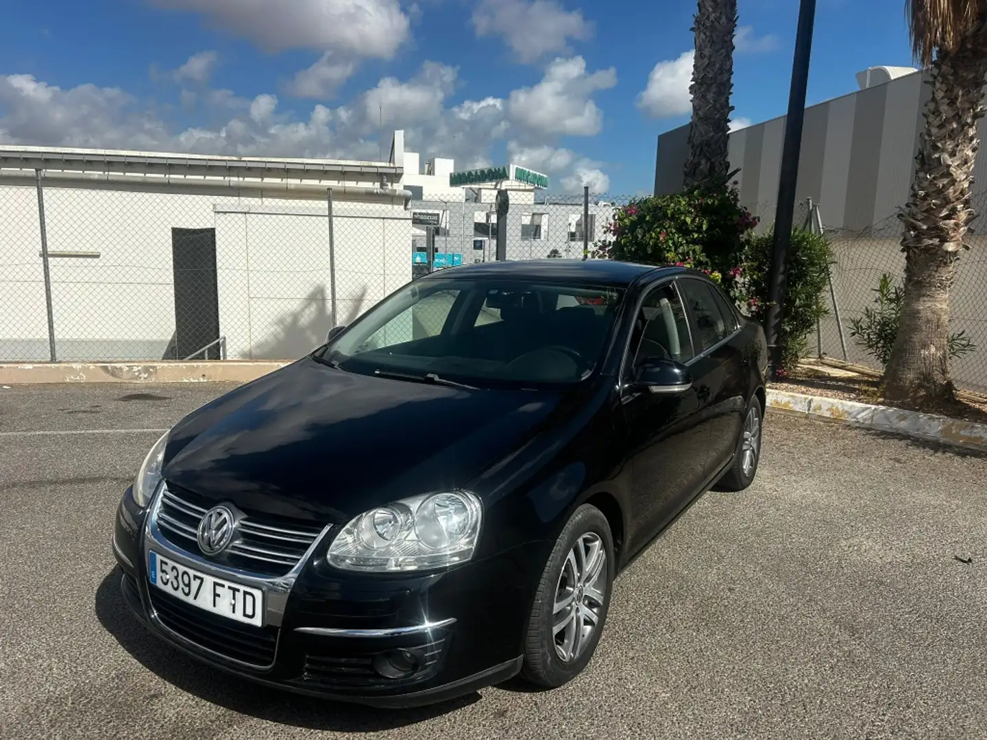 Volkswagen Jetta 2.0TDI Advance DSG Negro - 2
