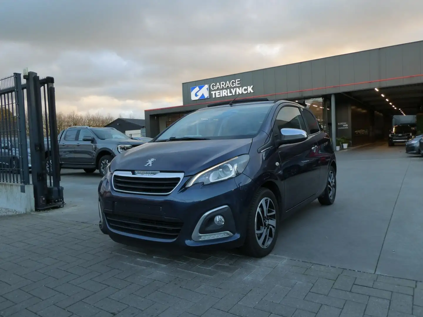 Peugeot 108 Cabrio 3d 1.2i benzine 82pk Business Camera (62772 Grijs - 1