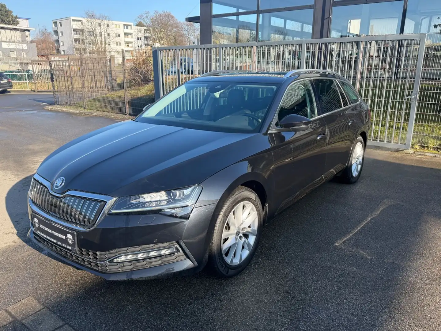Skoda Superb Plug in Hybrid NAVI/KAMERA/AHK/LED!! Noir - 1