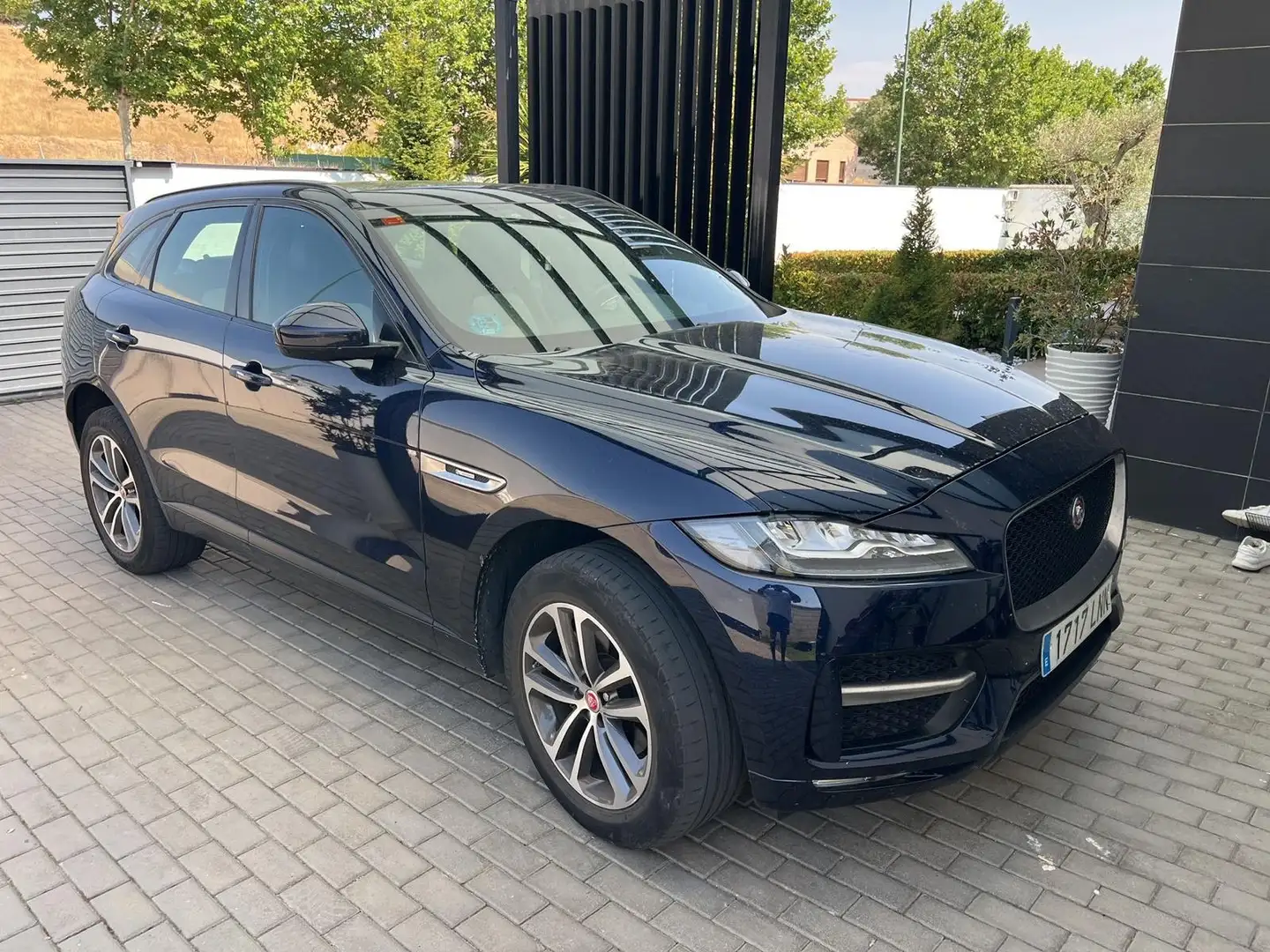 Jaguar F-Pace 2.0i4D R-Sport Aut. AWD 240 - 1