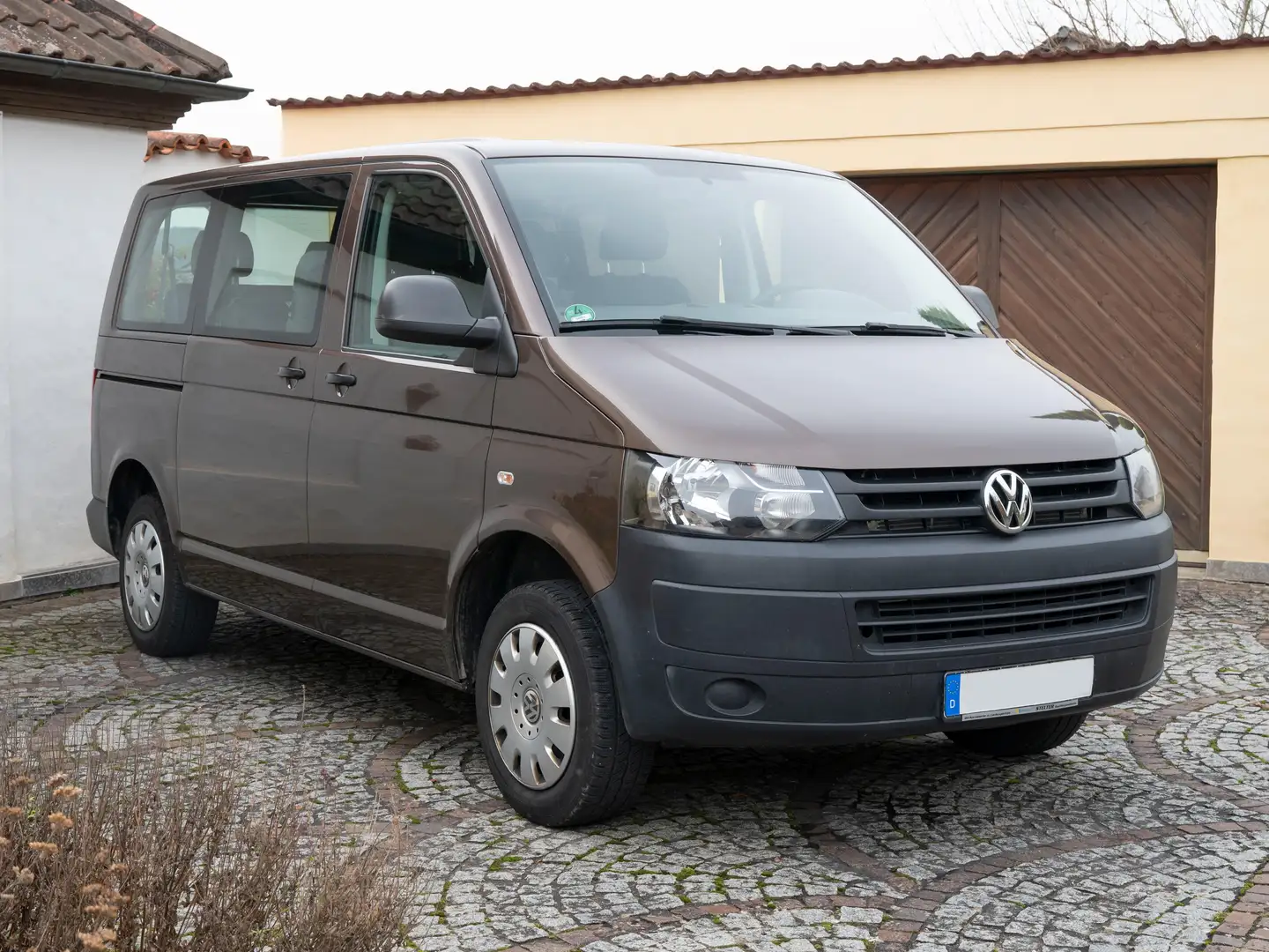 Volkswagen T5 Kombi 9-Sitzer, Kurzer Radstand Braun - 1