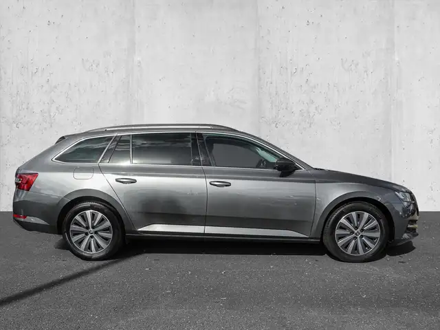 Skoda Superb view 5