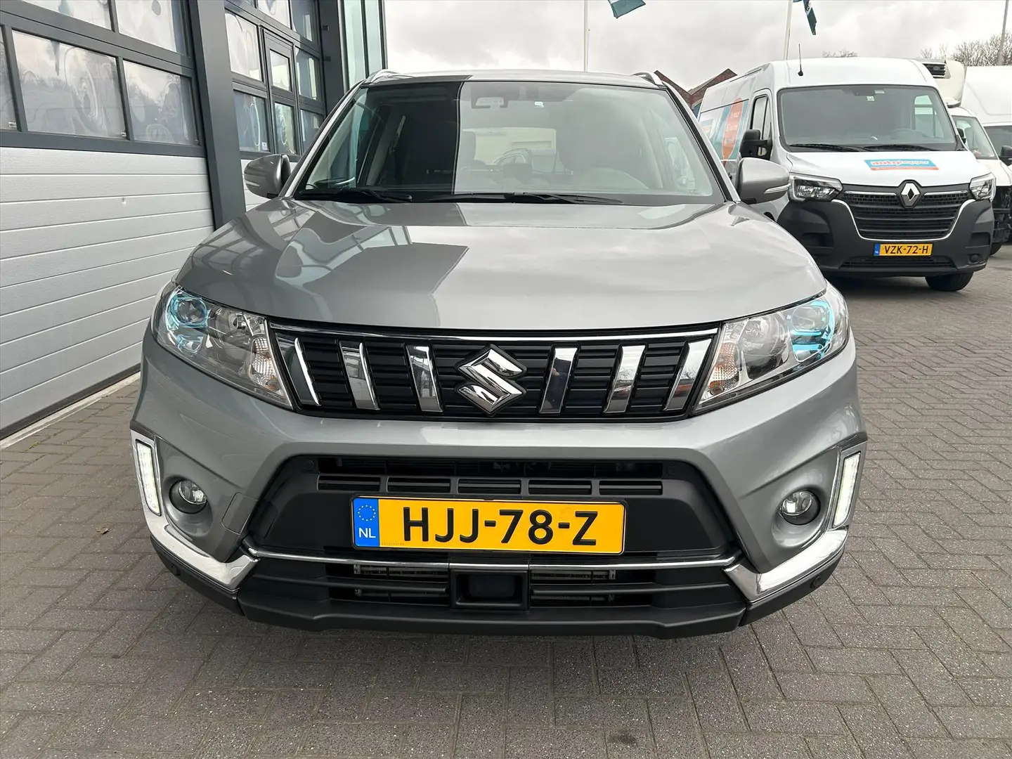 Suzuki Vitara 1.0 Boosterjet, Carplay, Pano, Trekhaak, Camera. Gris - 2