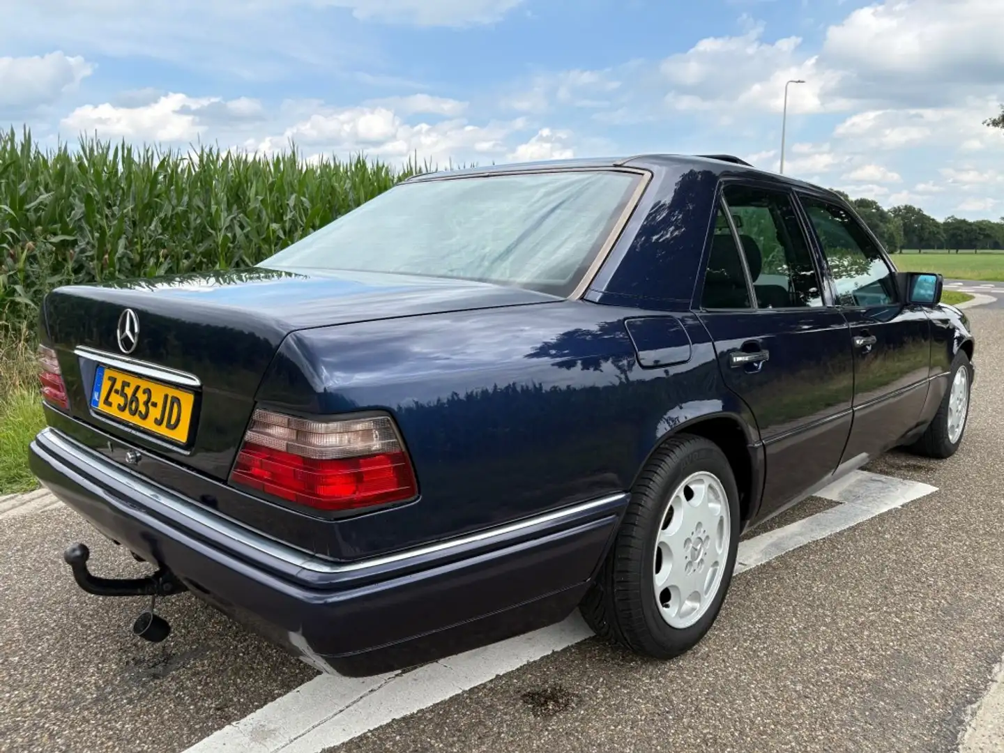 Mercedes-Benz 250 D ELEGANCE / AUTOMAAT / YOUNGTIMER / NETTE STA Blauw - 2