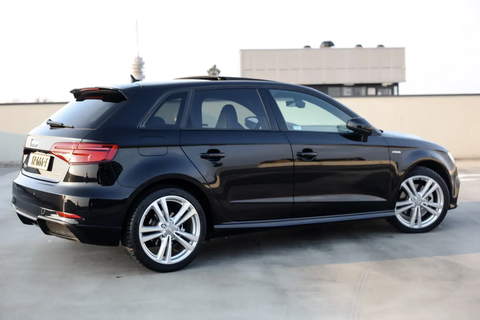 Audi A3 A3 e-tron - Pano - B&O - RS zetels - Matrix - ACC Black - 2