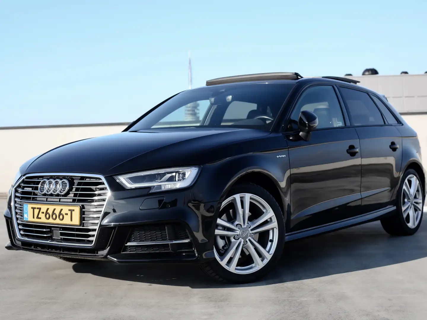 Audi A3 A3 e-tron - Pano - B&O - RS zetels - Matrix - ACC Black - 1