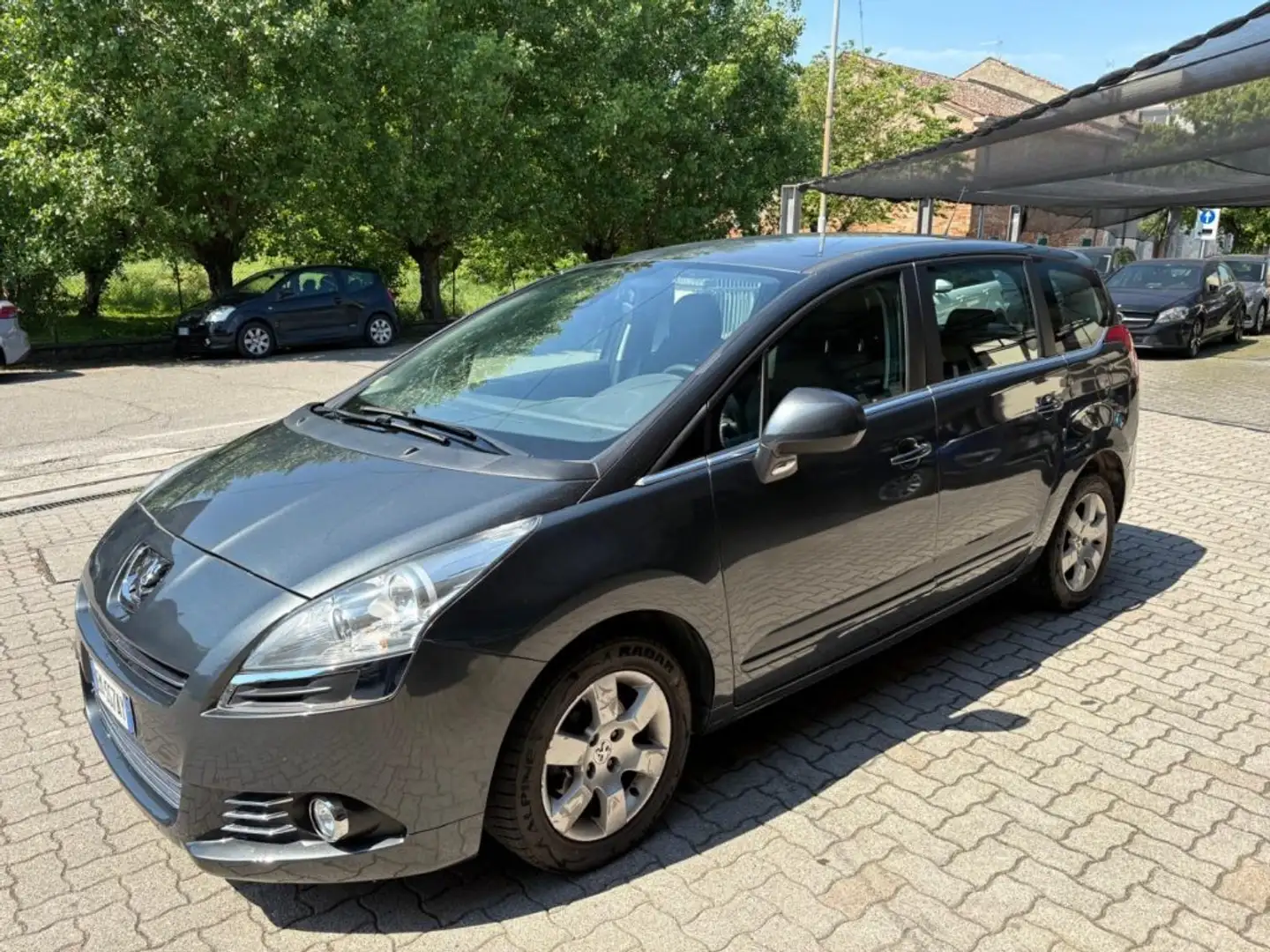 Peugeot 5008 1.6 HDi 112CV Business 7 POSTI  OK NEOPATENTATO Grigio - 1