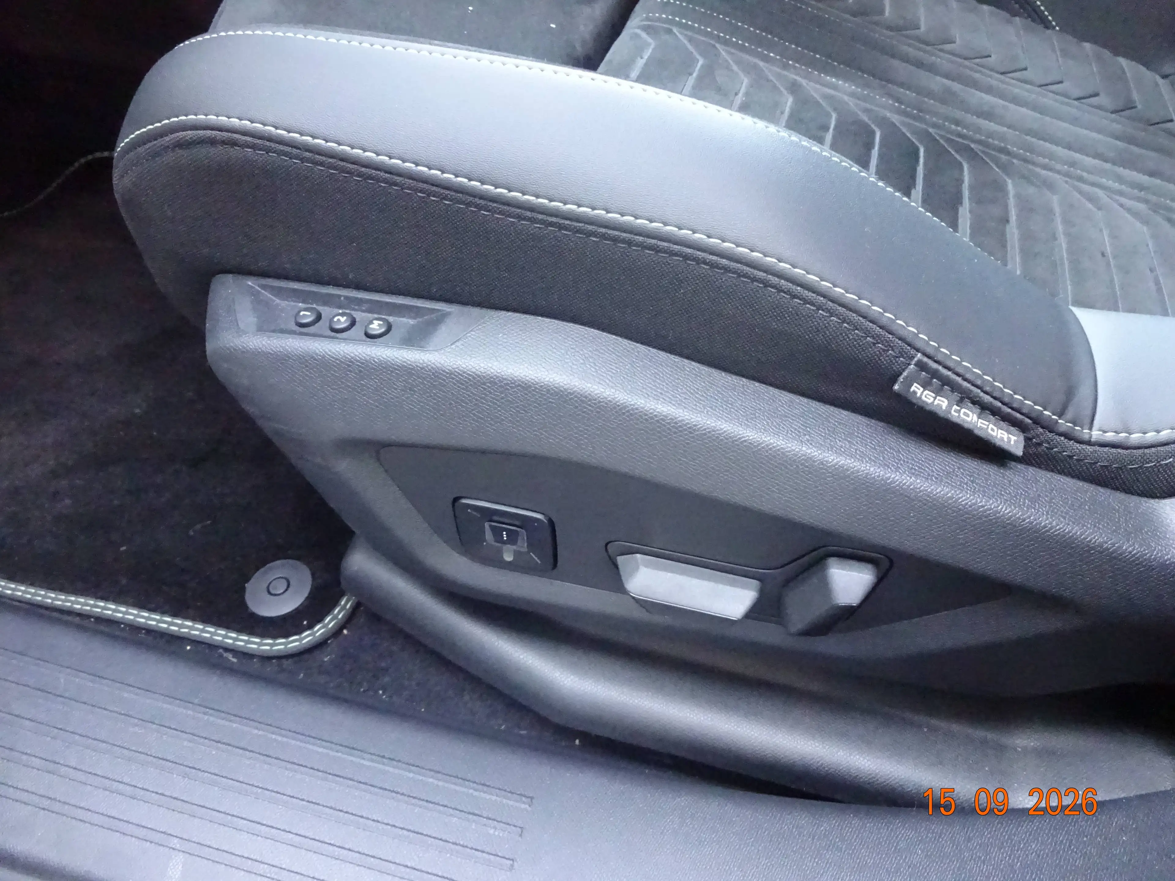 Peugeot 5008 Elektromotor 210 GT Exclusive — photo 15