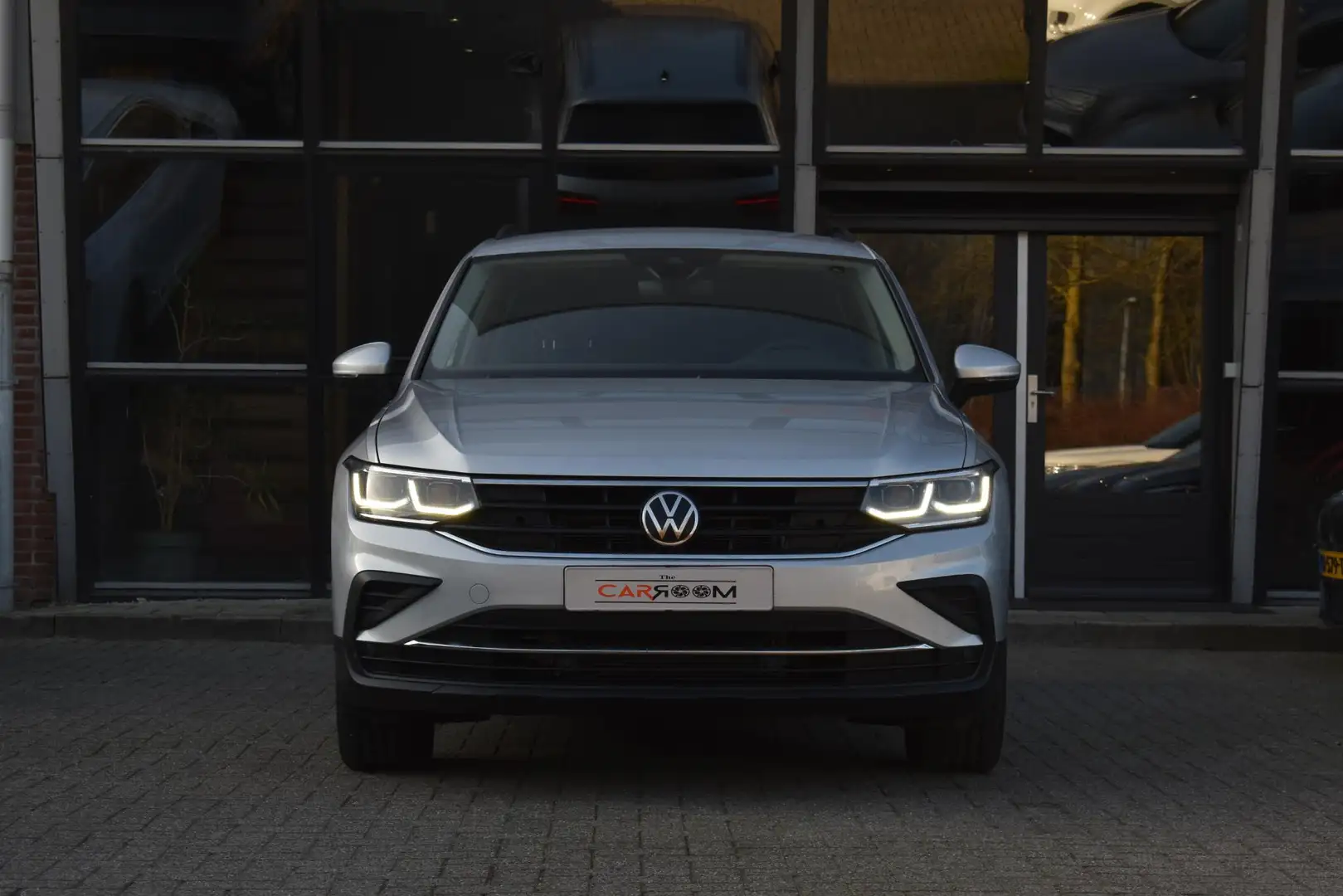 Volkswagen Tiguan 1.5 TSI Life Business Camera ACC Keyless IQ.LIGHT - 2