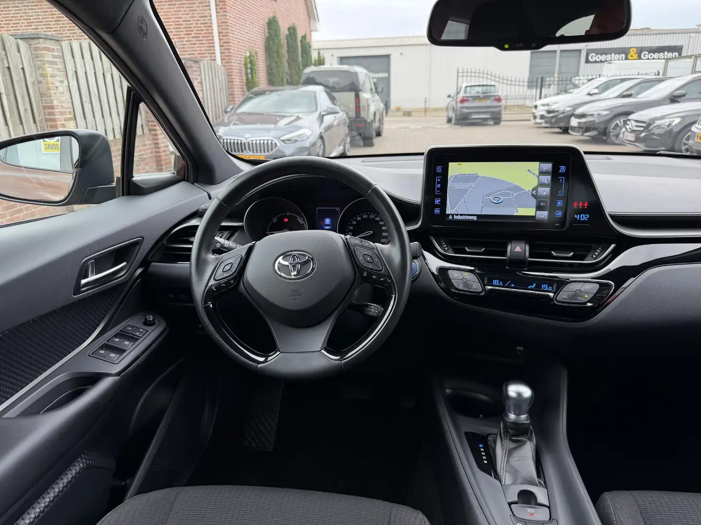 Toyota C-HR 1.8 Hybrid Active Org. NL 1ste eigenaar Bruin - 2