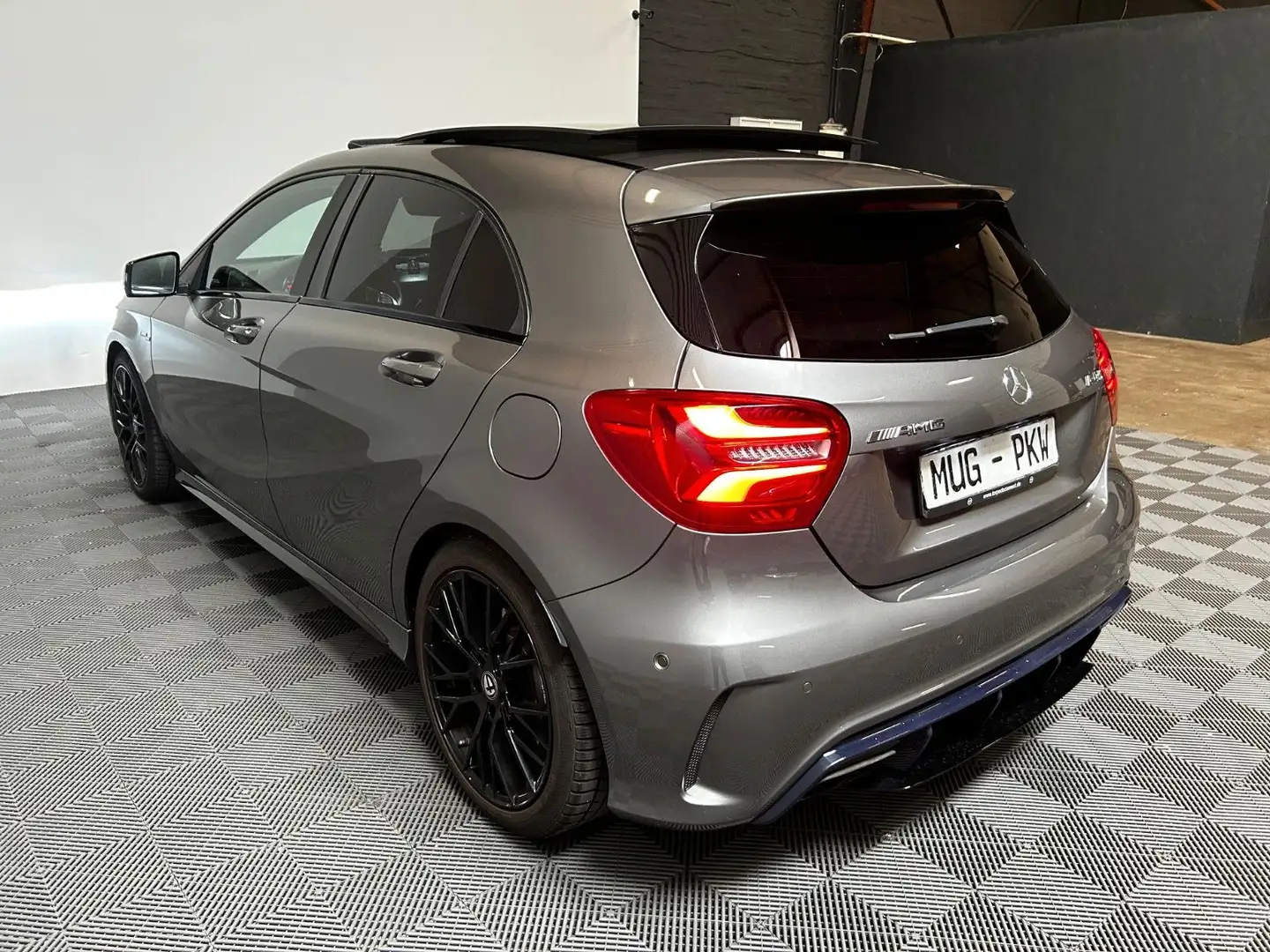 Mercedes-Benz A 45 AMG A45 AMG 4Matic *Night-Pano-Alcantara-H&K* Grau - 2