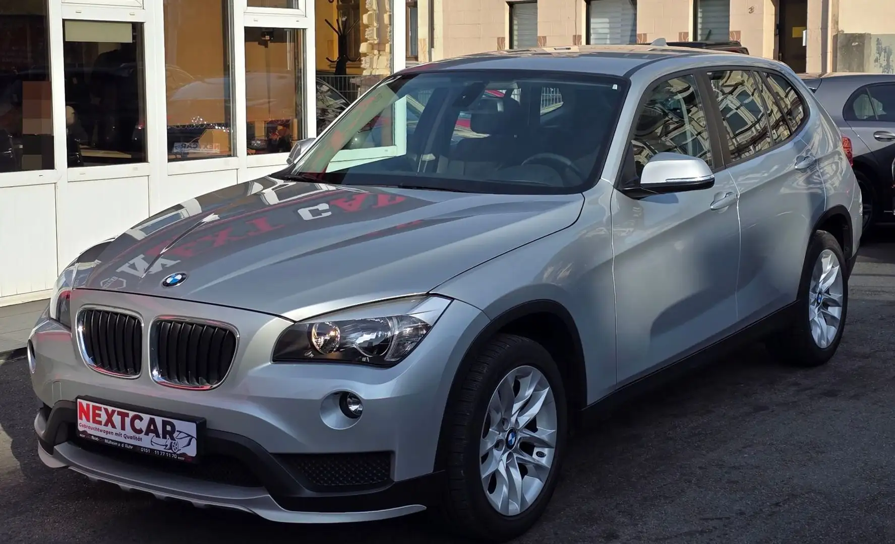 BMW X1 sDrive18i|1Hand|SHZ|LenkHeiz|PDC srebrna - 2