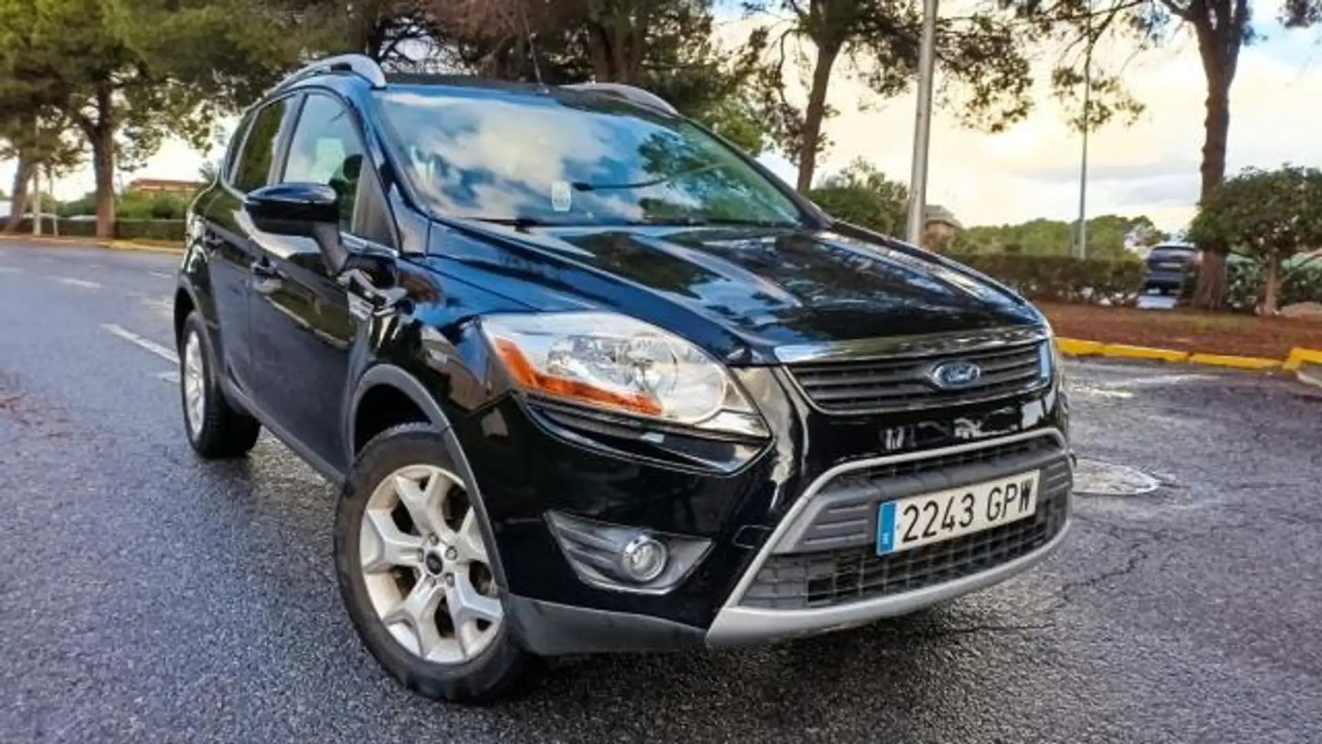 Ford Kuga 2.0TDCI Trend 2WD Schwarz - 1