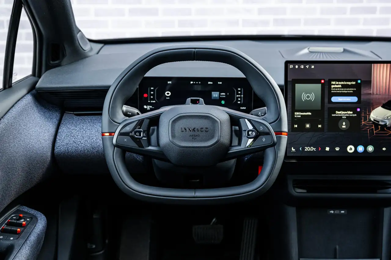 Lynk & Co 02
