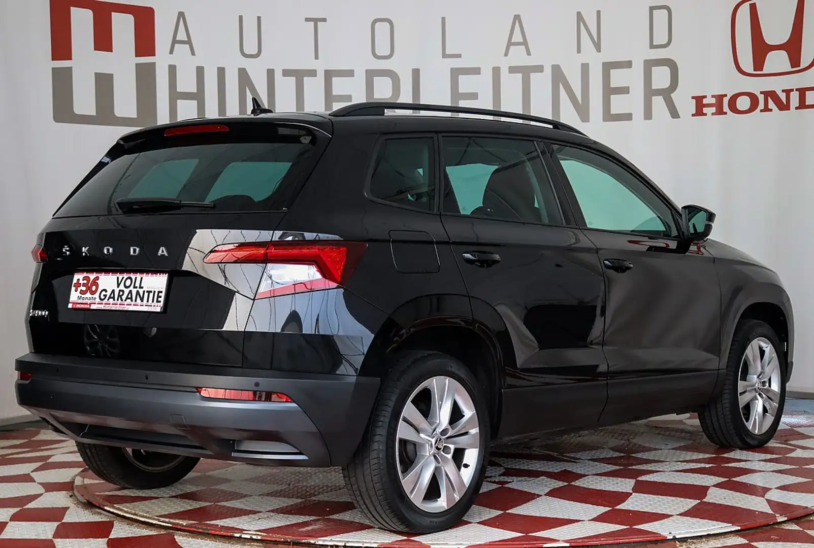 Skoda Karoq 2,0 TDI Style DSG NAVI WINTERPAKET PDC Zwart - 2