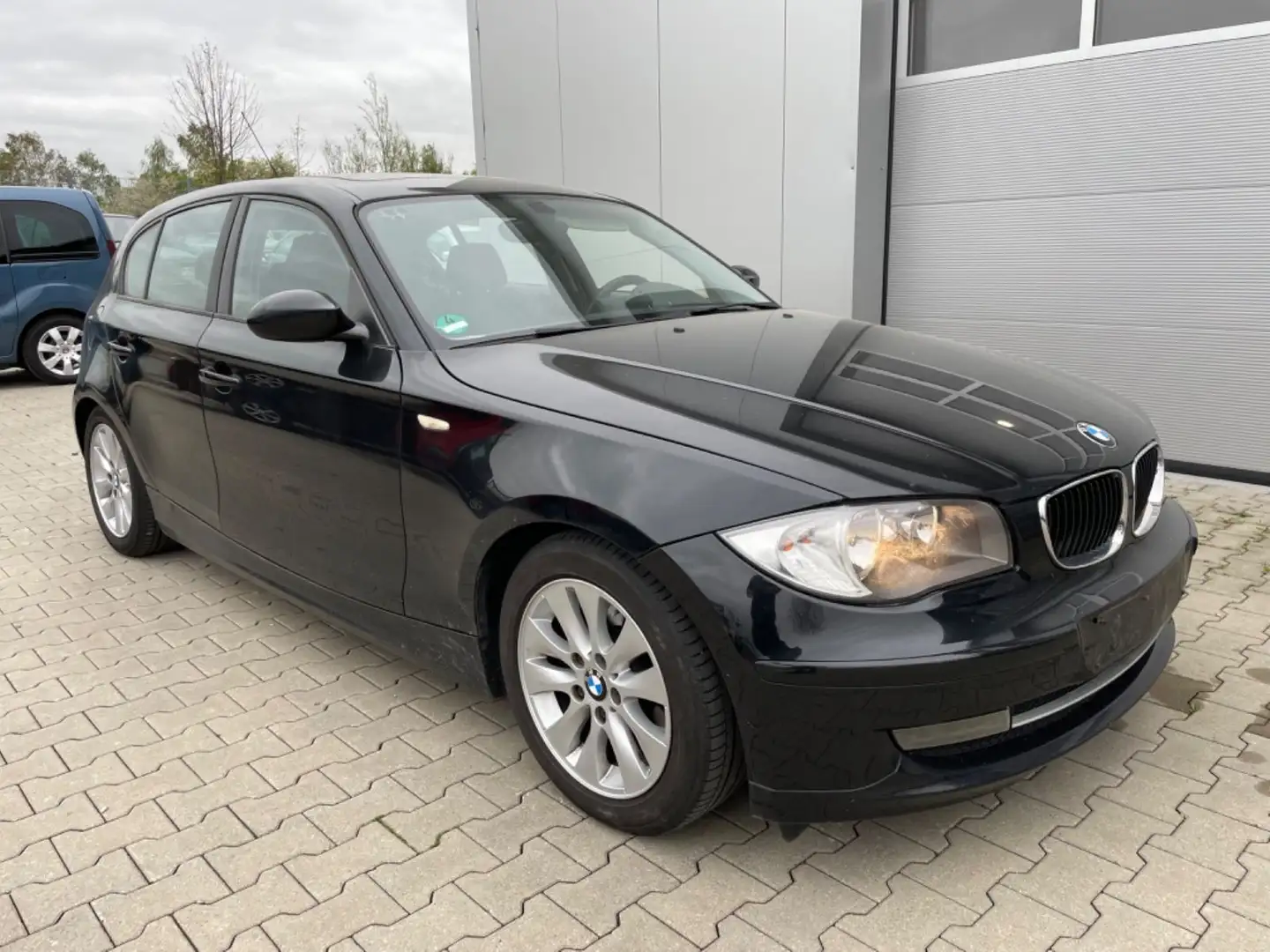 BMW 118 i Navi, Sitzheizung, Klima SR+WR TÜV 08/2025 Schwarz - 1
