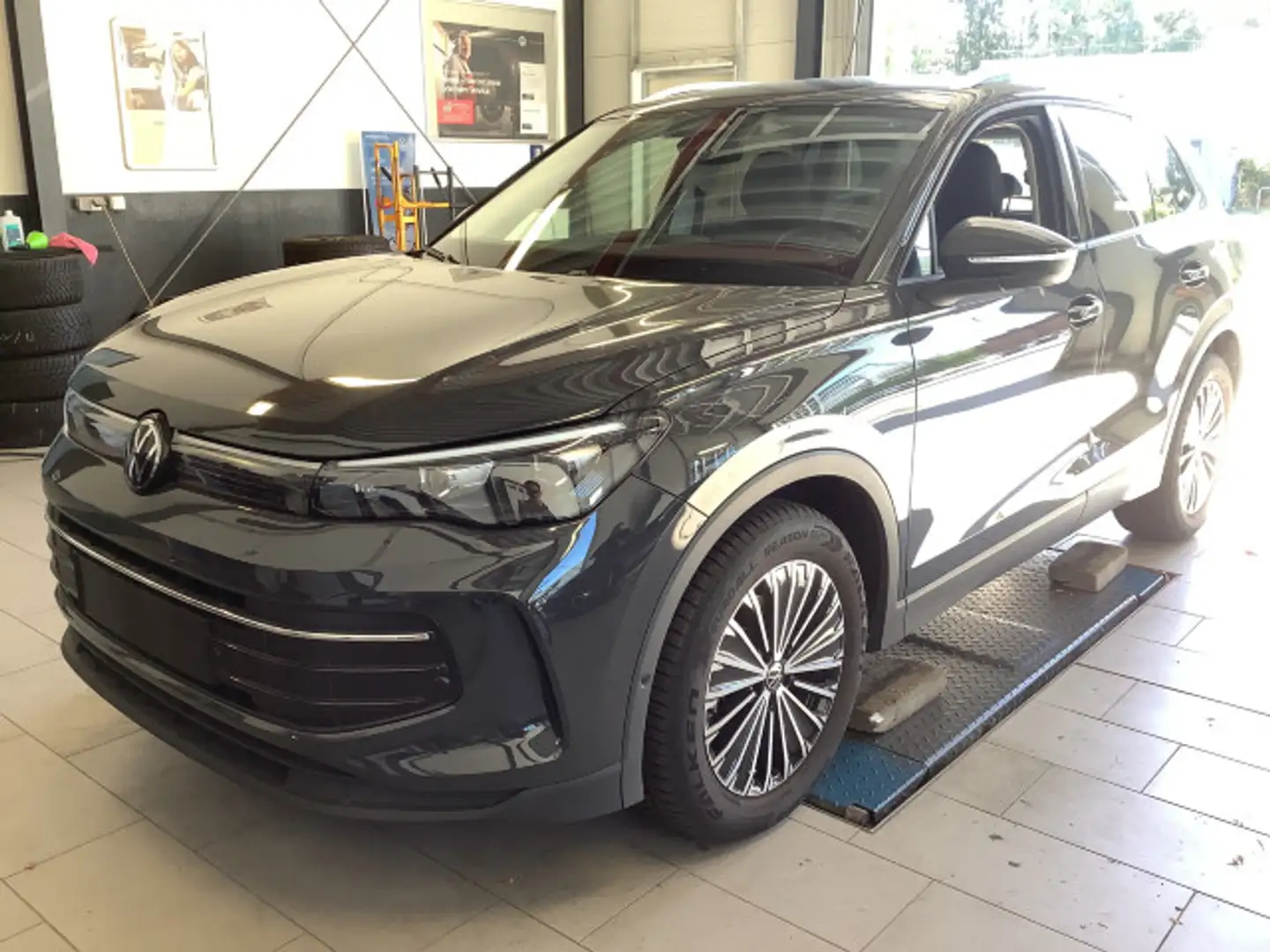 Volkswagen Tiguan 1.5 eTSI Life DSG Navi LED AHK Lenkradhzg Grau - 2