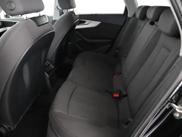 Audi A4 view 9