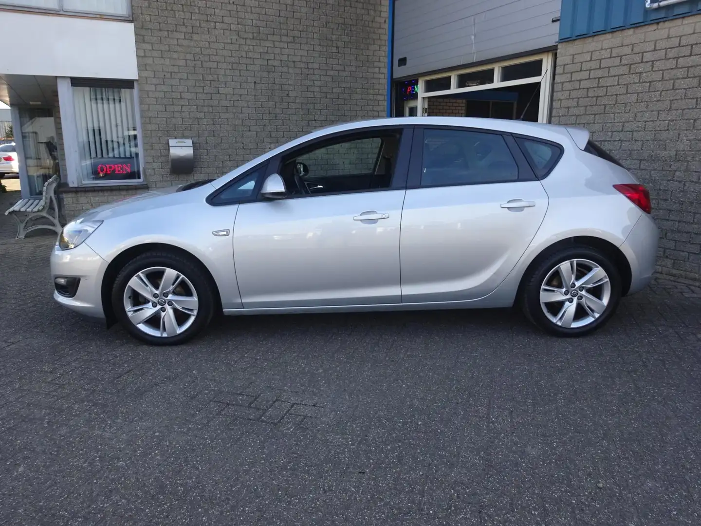 Opel Astra 1.4 Cosmo Grijs - 2