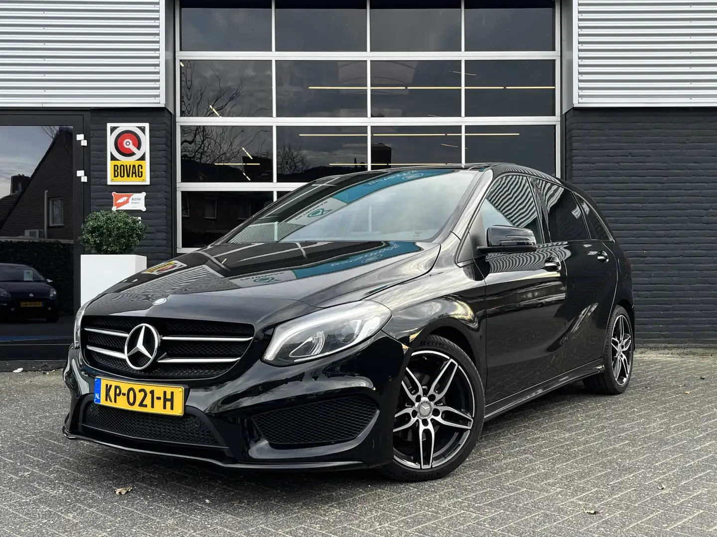 Mercedes-Benz B 180 AMG Night Edition Plus, Automaat, Bluetooth, Cruis Schwarz - 1