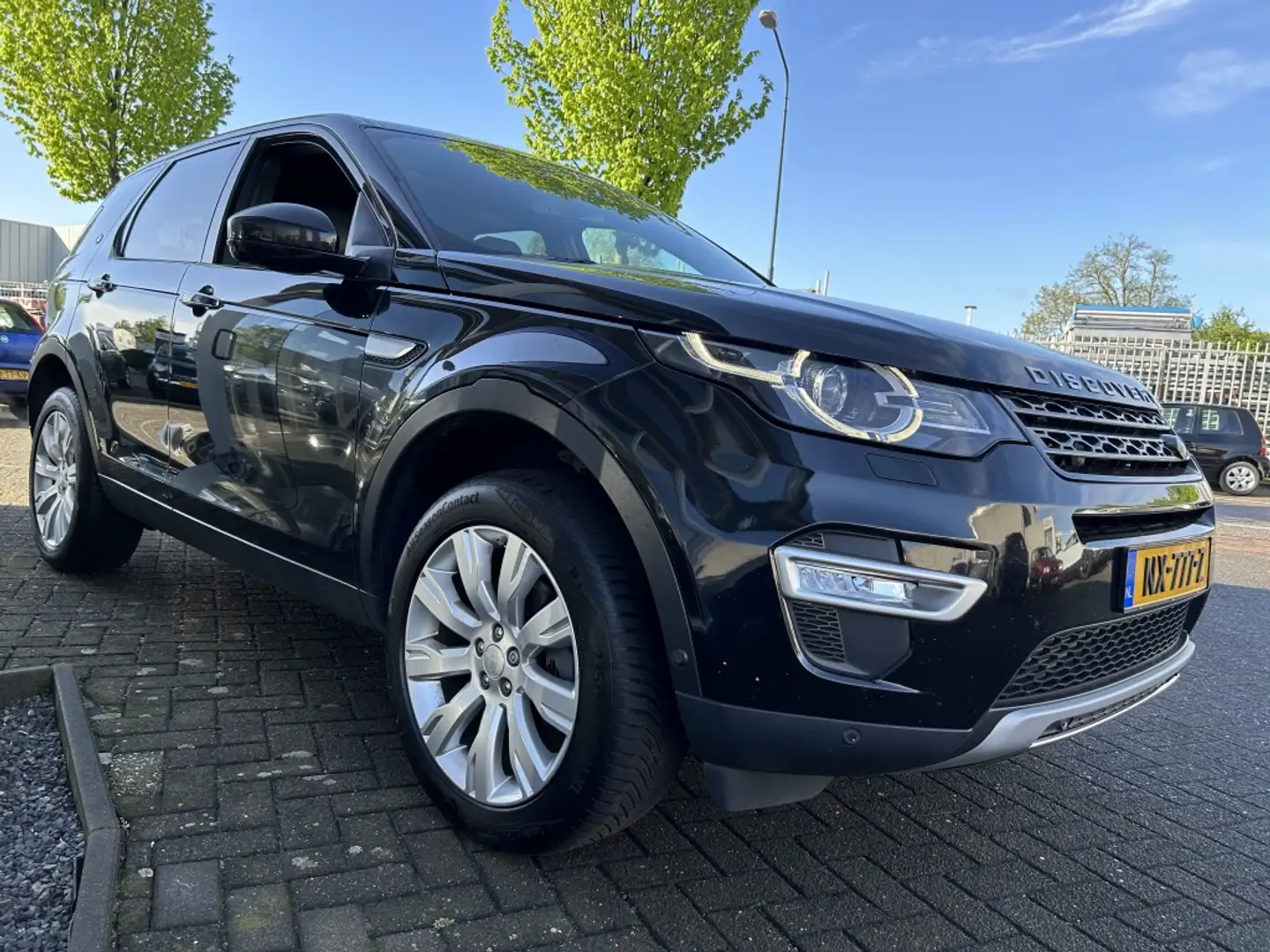 Land Rover Discovery Sport 2.2 SD4 4WD HSE Zwart - 2