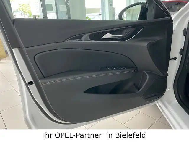 Opel Insignia view 11
