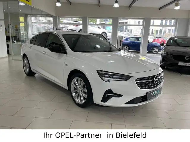 Opel Insignia view 3