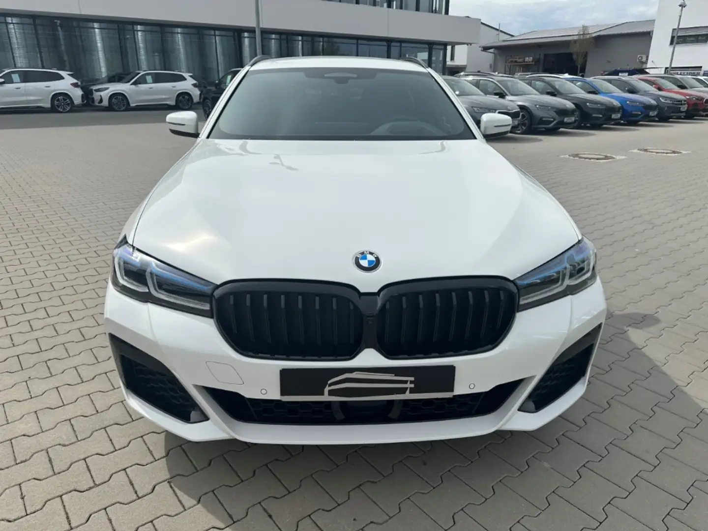 BMW 530 d xDrive M Sport Touring Laser ACC Park+ AHK Bílá - 2