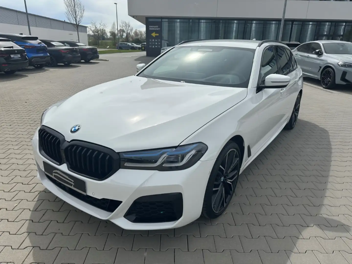 BMW 530 d xDrive M Sport Touring Laser ACC Park+ AHK Bílá - 1