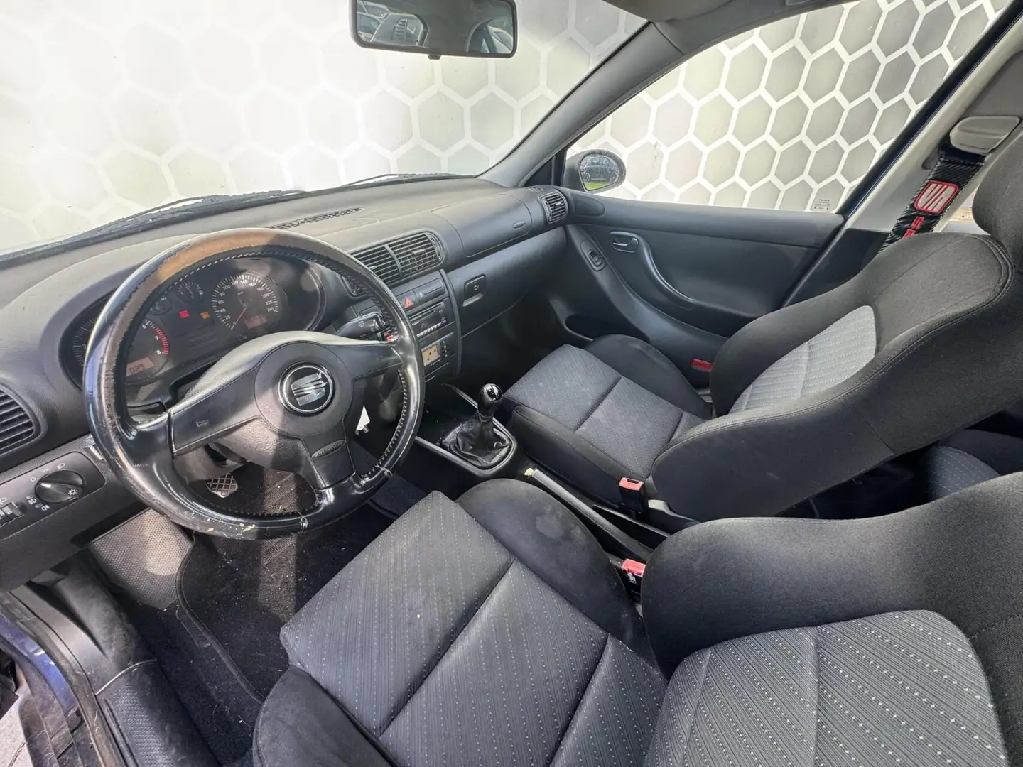 SEAT Leon 1.6-16V Executive airco inruilkoopje Blauw - 2