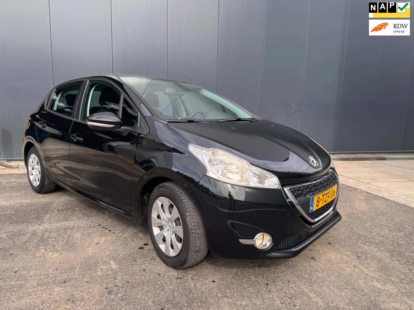 Peugeot 208 1.2 VTi Envy navi clima Zwart - 1