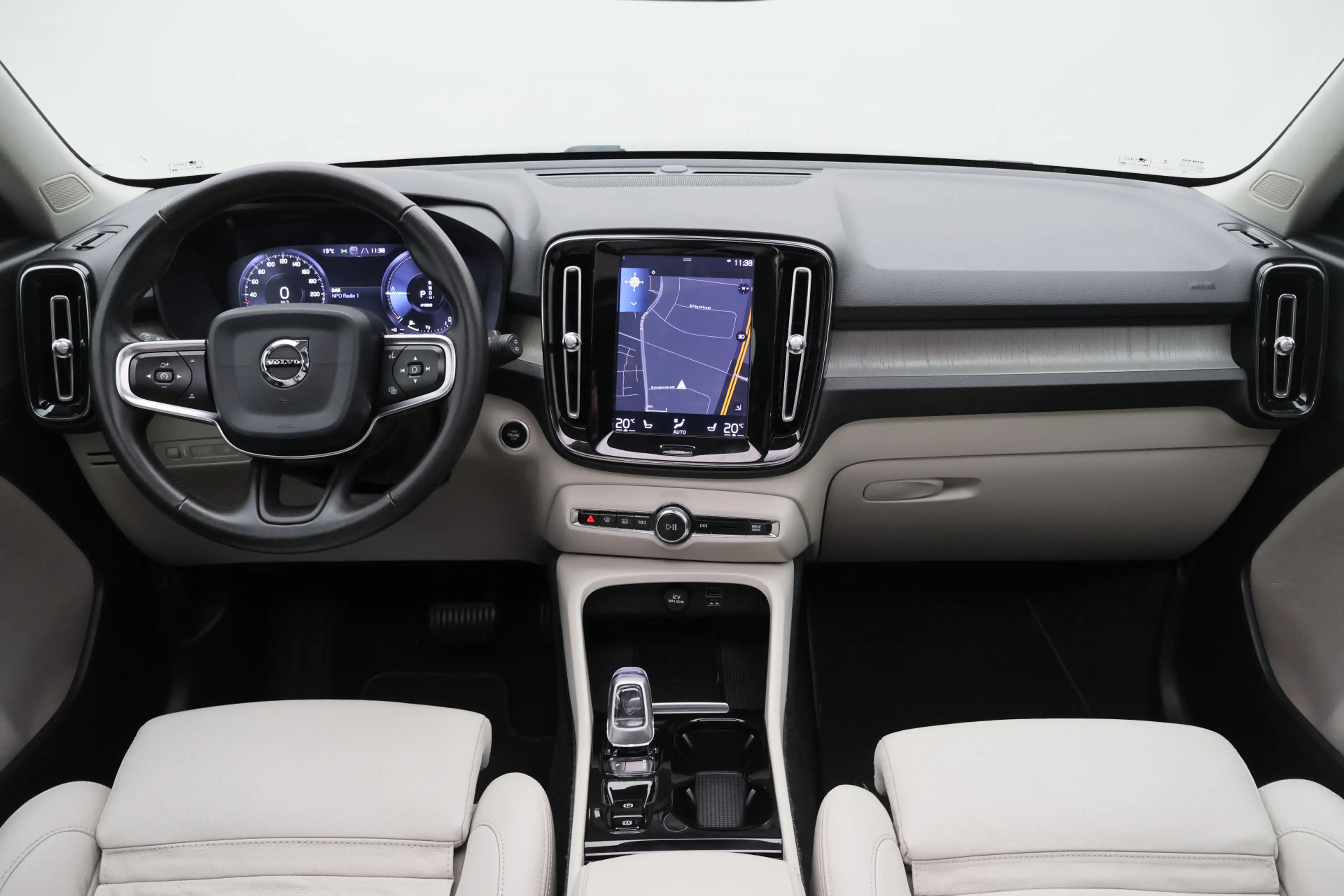 Volvo XC40 1.5 T5 Twin Engine Inscription Leer, Panoramadak, — photo 2