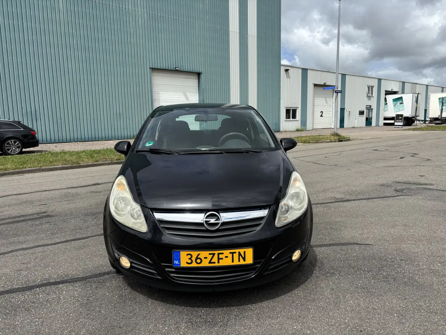 Opel Corsa 1.2-16V Enjoy 81 PK. Zuinige en zeer fijn rijdende Zwart - 2