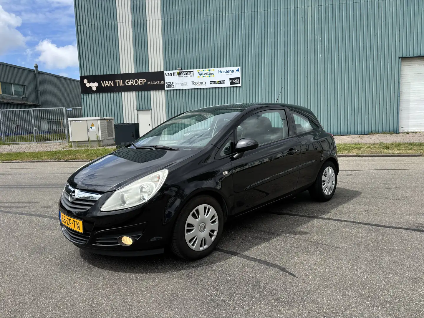 Opel Corsa 1.2-16V Enjoy 81 PK. Zuinige en zeer fijn rijdende Zwart - 1