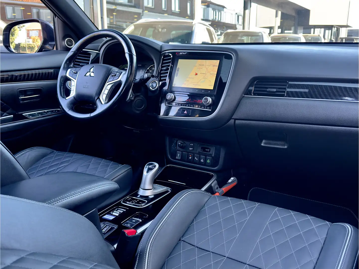 Mitsubishi Outlander 2.4 PHEV INSTYLE AUT. PANODAK DESIGNO-LEDER  NAVI Zwart - 2